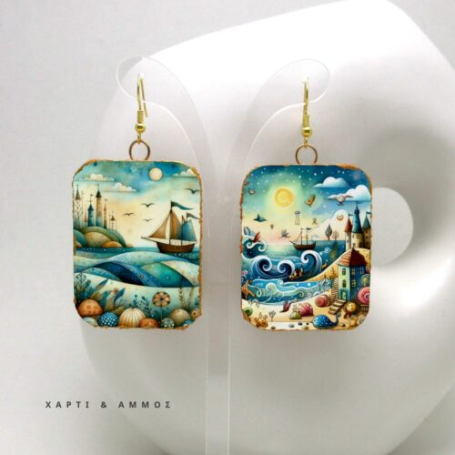Μοναδικά σκουλαρίκια με ζωγραφισμένα κύματα, φάρους και καράβια σε γαλάζιες αποχρώσεις από τη συλλογή Sail Away.