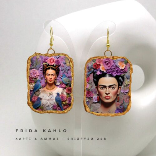 Statement boho σκουλαρίκια με το πορτρέτο της Frida Kahlo, στολισμένα με λουλούδια και πουλιά σε έντονα χρώματα από χαρτί και άμμο.