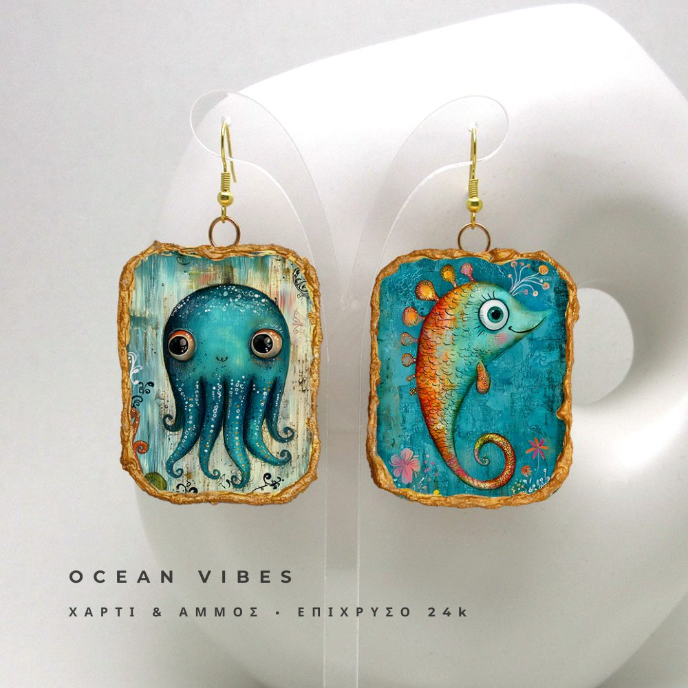 Χειροποίητα mismatched σκουλαρίκια Ocean Vibes με εικονογράφηση χταποδιού και ιππόκαμπου σε τυρκουάζ φόντο.